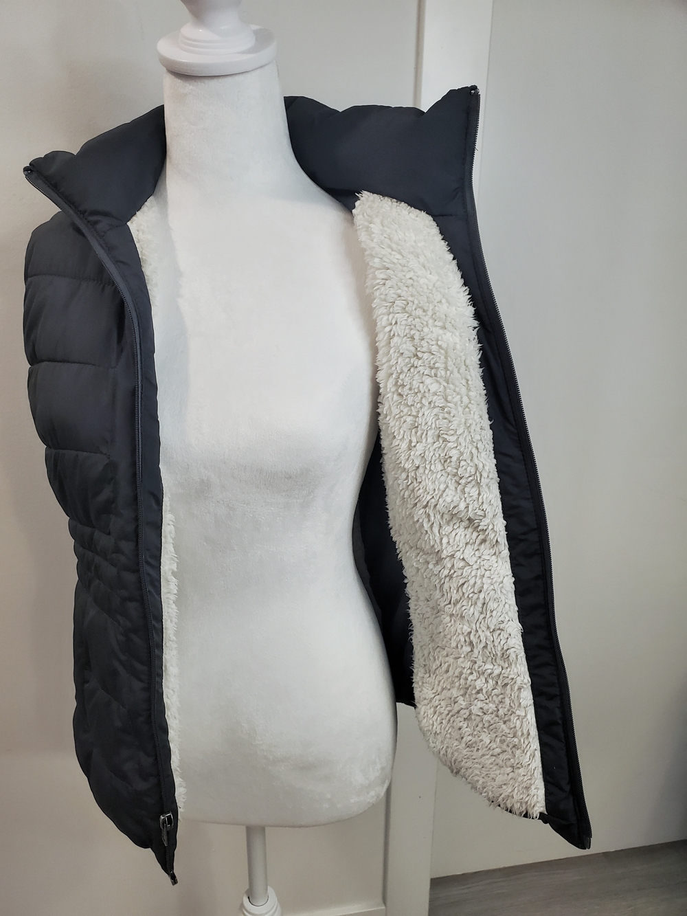 Hollister Sherpa Lined Puffer Vest - Black With Pacific Coast Logo - Picture 7 of 7